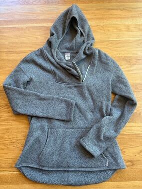 Stio Sweetwater Quarter Zip Fleece Hoodie Gray with green zipper accent